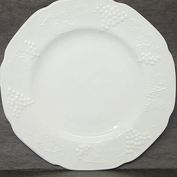 Vtg Harvest Milk Glass Dinner Plates 9 7/8" Colony Grape & Leaf Pattern Set Of 2 - Picture 2 of 6